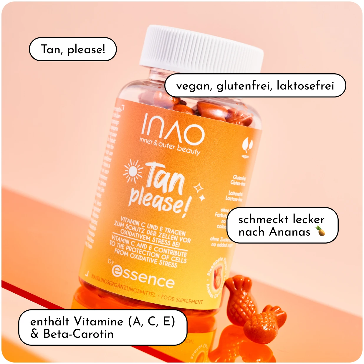 Eine Flasche „Tan please!“-Nahrungsergänzungsmittel von essence, aus der orangefarbene Kapseln herausquellen, umgeben von Textblasen, die die Eigenschaften hervorheben: vegan, glutenfrei, laktosefrei, Ananasgeschmack, enthält die Vitamine A, C, E und Beta-Carotin.