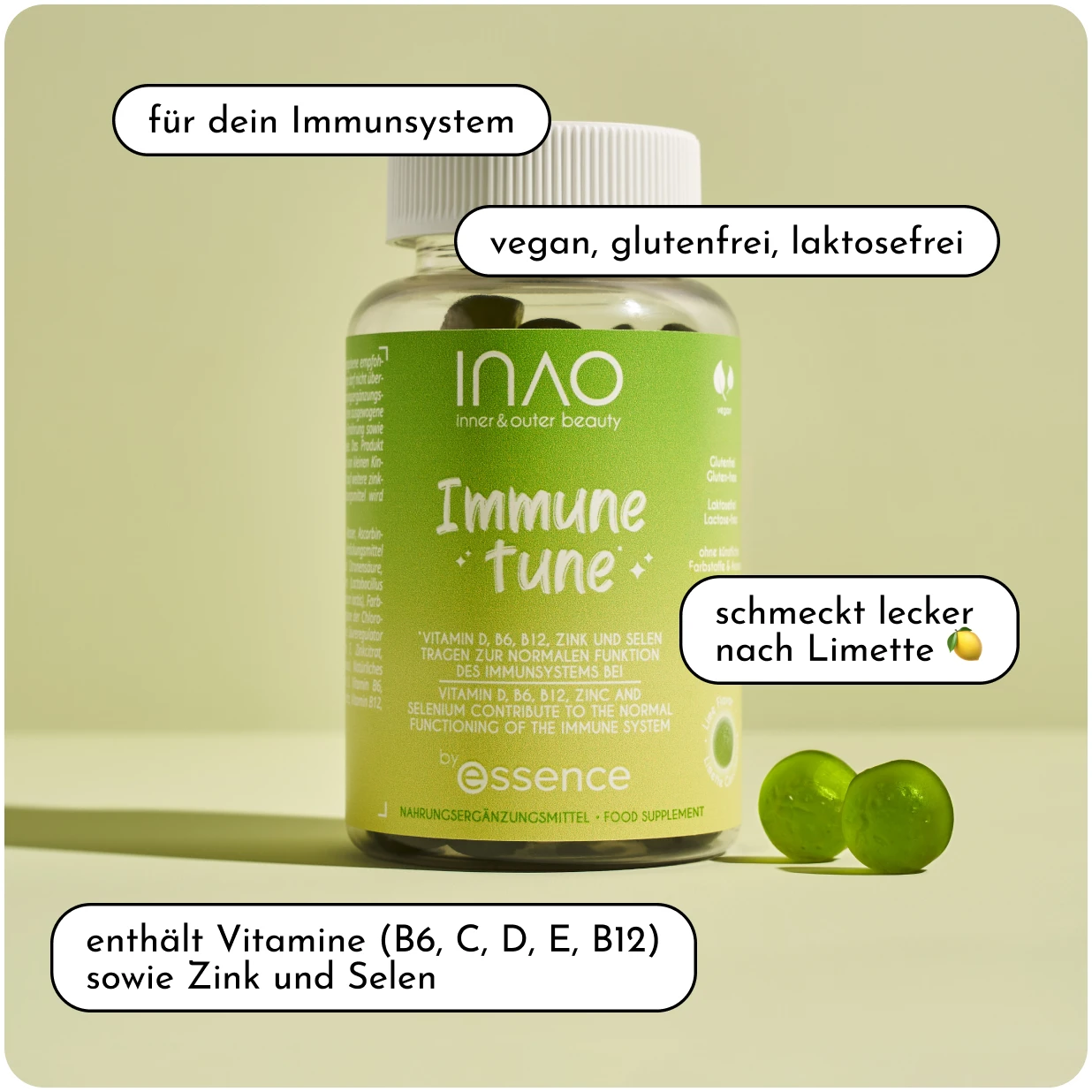 Eine grüne Flasche mit der Aufschrift „Immune Tune“ von INAO steht vor einem hellgelben Hintergrund, daneben liegen zwei grüne Gummibärchen. Der Text hebt die Vitamine, Mineralien und den Limettengeschmack hervor und weist darauf hin, dass das Produkt vegan, glutenfrei und laktosefrei ist.