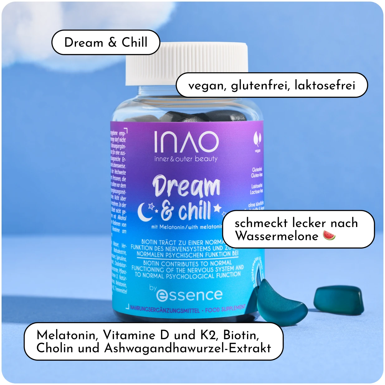 Eine Flasche mit der Aufschrift „INAO Dream & Chill“ und daneben blaugrünen Gummibärchen. Die Etiketten weisen darauf hin, dass das Produkt vegan, glutenfrei, laktosefrei und mit Wassermelonengeschmack ist und Melatonin, Vitamin D, K2, Biotin, Cholin und Ashwagandha-Extrakt enthält.