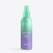 Eine Sprühflasche in den Farbverläufen Blaugrün und Lila mit der Aufschrift „Moist Mist Hydration Toner Spritz“ von INAO by essence steht aufrecht vor einem weißen Hintergrund und unterstreicht die intensive Feuchtigkeitsversorgung sowie die Pflege des pH-Gleichgewichts der Haut.