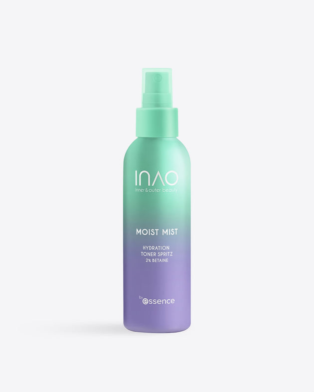 Eine Sprühflasche in den Farbverläufen Blaugrün und Lila mit der Aufschrift „Moist Mist Hydration Toner Spritz“ von INAO by essence steht aufrecht vor einem weißen Hintergrund und unterstreicht die intensive Feuchtigkeitsversorgung sowie die Pflege des pH-Gleichgewichts der Haut.