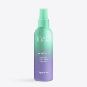 Eine Sprühflasche in den Farbverläufen Blaugrün und Lila mit der Aufschrift „Moist Mist Hydration Toner Spritz“ von INAO by essence steht aufrecht vor einem weißen Hintergrund und unterstreicht die intensive Feuchtigkeitsversorgung sowie die Pflege des pH-Gleichgewichts der Haut.