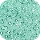 Nahaufnahme zahlreicher kleiner Wassertropfen, die sich auf einer glatten, blaugrünen Oberfläche zusammenballen und so ein strukturiertes und glänzendes Erscheinungsbild erzeugen.
