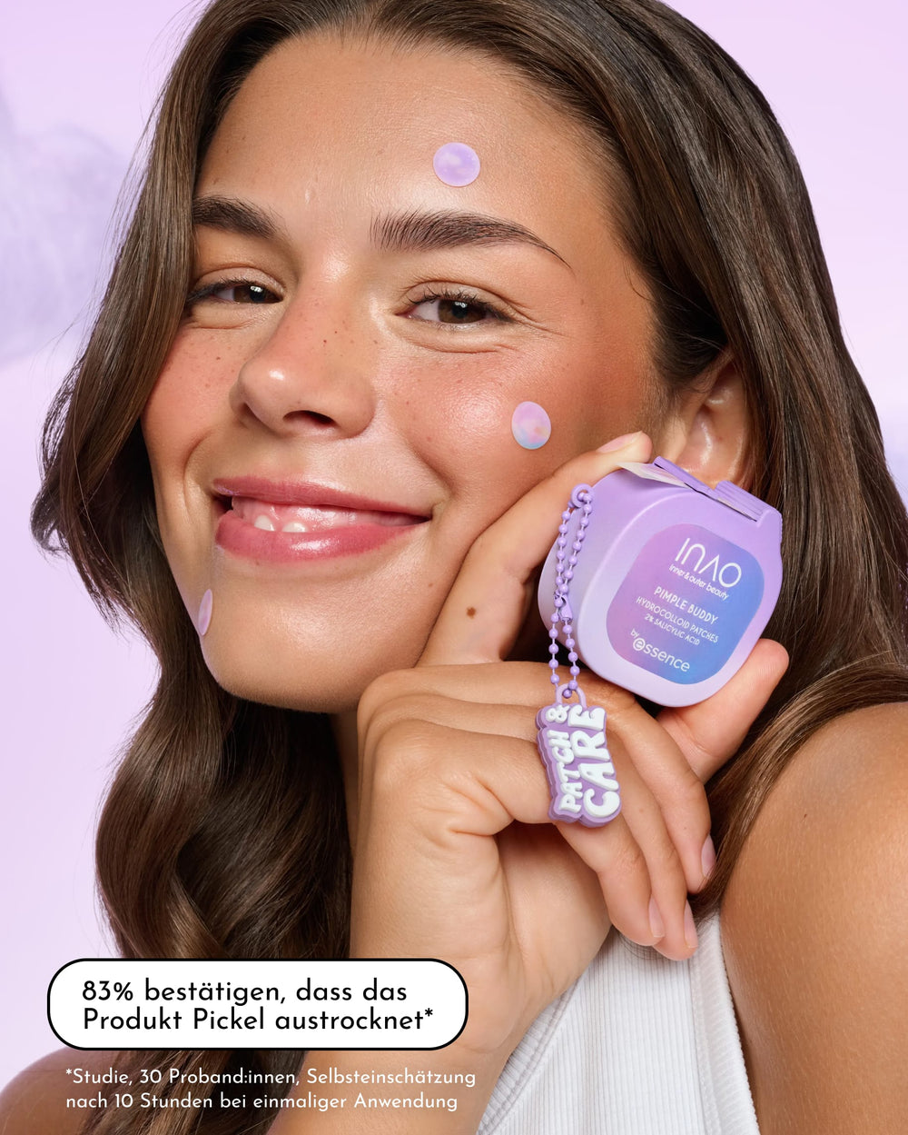Eine lächelnde Frau mit reiner Haut hält eine violette Schachtel mit INAO Pimple Buddy Hydrokolloid-Pflastern – Cloud Edition – in der Hand. Sie hat kleine rosa Pickel im Gesicht. Ein deutscher Text in der unteren linken Ecke hebt die Wirksamkeit des Produkts hervor.