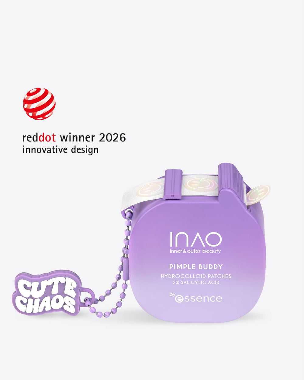 Eine violette INAO by essence-Verpackung mit der Aufschrift „Pimple Buddy Hydrocolloid Patches“ hilft dabei, Pickel auszutrocknen. Im Lieferumfang ist ein „Cute Chaos“-Schlüsselanhänger enthalten, und über der Verpackung ist das Logo des Red Dot-Gewinners 2026 für innovatives Design abgebildet.