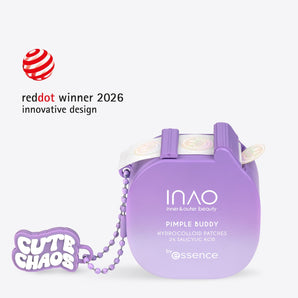 Eine violette INAO by essence-Verpackung mit der Aufschrift „Pimple Buddy Hydrocolloid Patches“ hilft dabei, Pickel auszutrocknen. Im Lieferumfang ist ein „Cute Chaos“-Schlüsselanhänger enthalten, und über der Verpackung ist das Logo des Red Dot-Gewinners 2026 für innovatives Design abgebildet.
