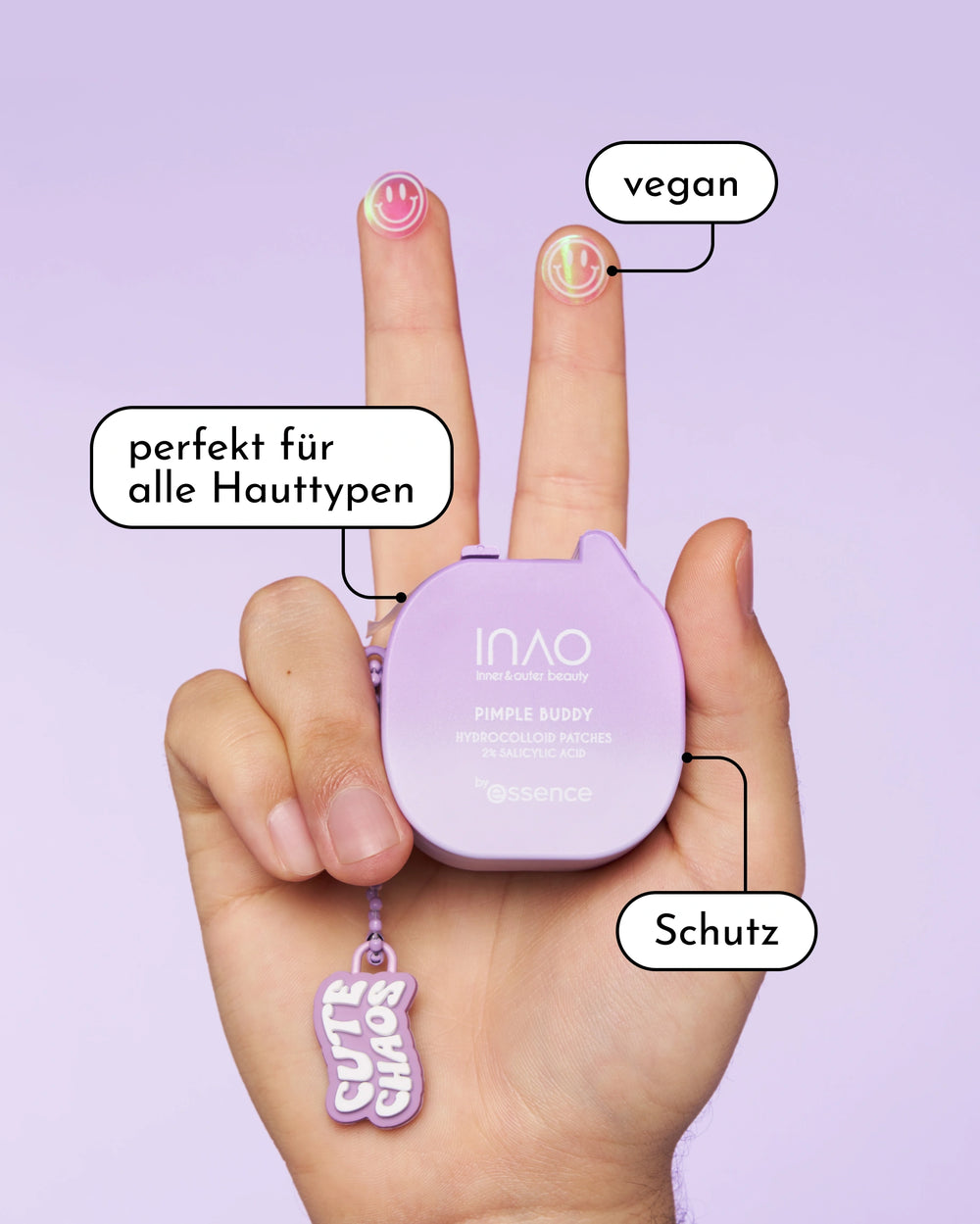 Eine Hand hält einen lilafarbenen INAO by essence Pimple Buddy Hydrocolloid Patches Behälter, zwei Finger sind mit einem Smiley-Nageldesign versehen. Textblasen sagen "vegan", "perfekt für alle Hauttypen" und "Schutz". Ein "cute chaos" Schlüsselanhänger ist beigefügt.