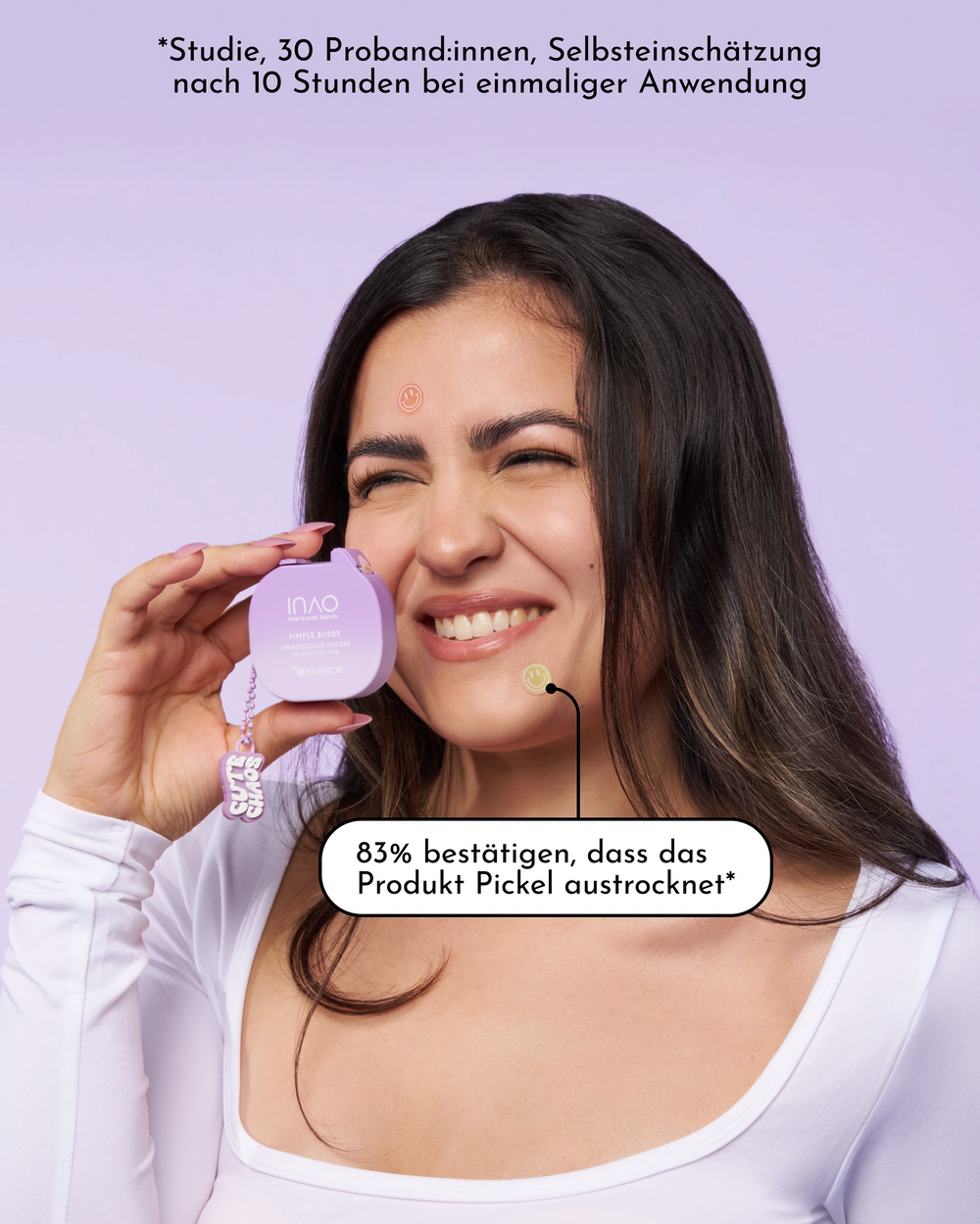 Eine lächelnde Frau mit langen dunklen Haaren hält INAO by essence Pimple Buddy Hydrokolloidpflaster. Der deutsche Text hebt eine Studie hervor, die zeigt, dass 83 % der Befragten sagen, dass das Pflaster die Pickel nach einmaliger Anwendung austrocknet. Lila Hautpflegeprodukt, lavendelfarbener Hintergrund.