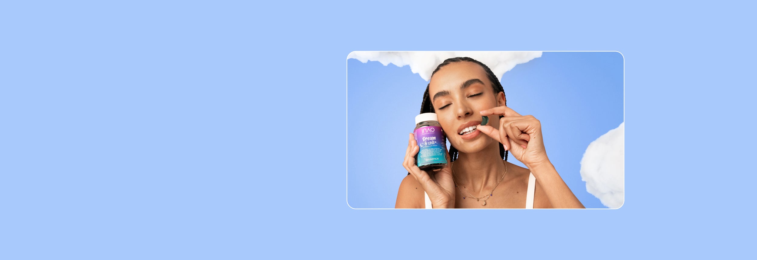 Eine Frau hält in der einen Hand eine Flasche Nahrungsergänzungsmittel, in der anderen ein Gummibärchen und lächelt mit geschlossenen Augen. Der Hintergrund ist blau mit weißen Wolken, und in der unteren rechten Ecke steht das Wort „Essenz“.