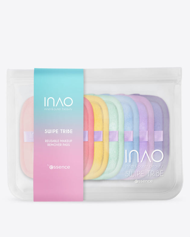 Ein durchsichtiger Beutel mit Reißverschluss enthält sieben pastellfarbene, wiederverwendbare Swipe Tribe Make-up-Entferner-Pads von INAO by essence für eine sanfte Reinigung. Auf der Verpackung steht „INAO by essence“.