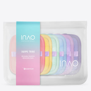 Ein durchsichtiger Beutel mit Reißverschluss enthält sieben pastellfarbene, wiederverwendbare Swipe Tribe Make-up-Entferner-Pads von INAO by essence für eine sanfte Reinigung. Auf der Verpackung steht „INAO by essence“.