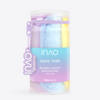 Transparente INAO Swipe Tribe Reisetasche mit wiederverwendbaren Make-up-Entferner-Pads in Pastellfarben vor hellgrauem Hintergrund.