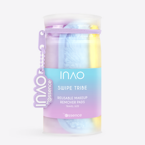 Transparente INAO Swipe Tribe Reisetasche mit wiederverwendbaren Make-up-Entferner-Pads in Pastellfarben vor hellgrauem Hintergrund.