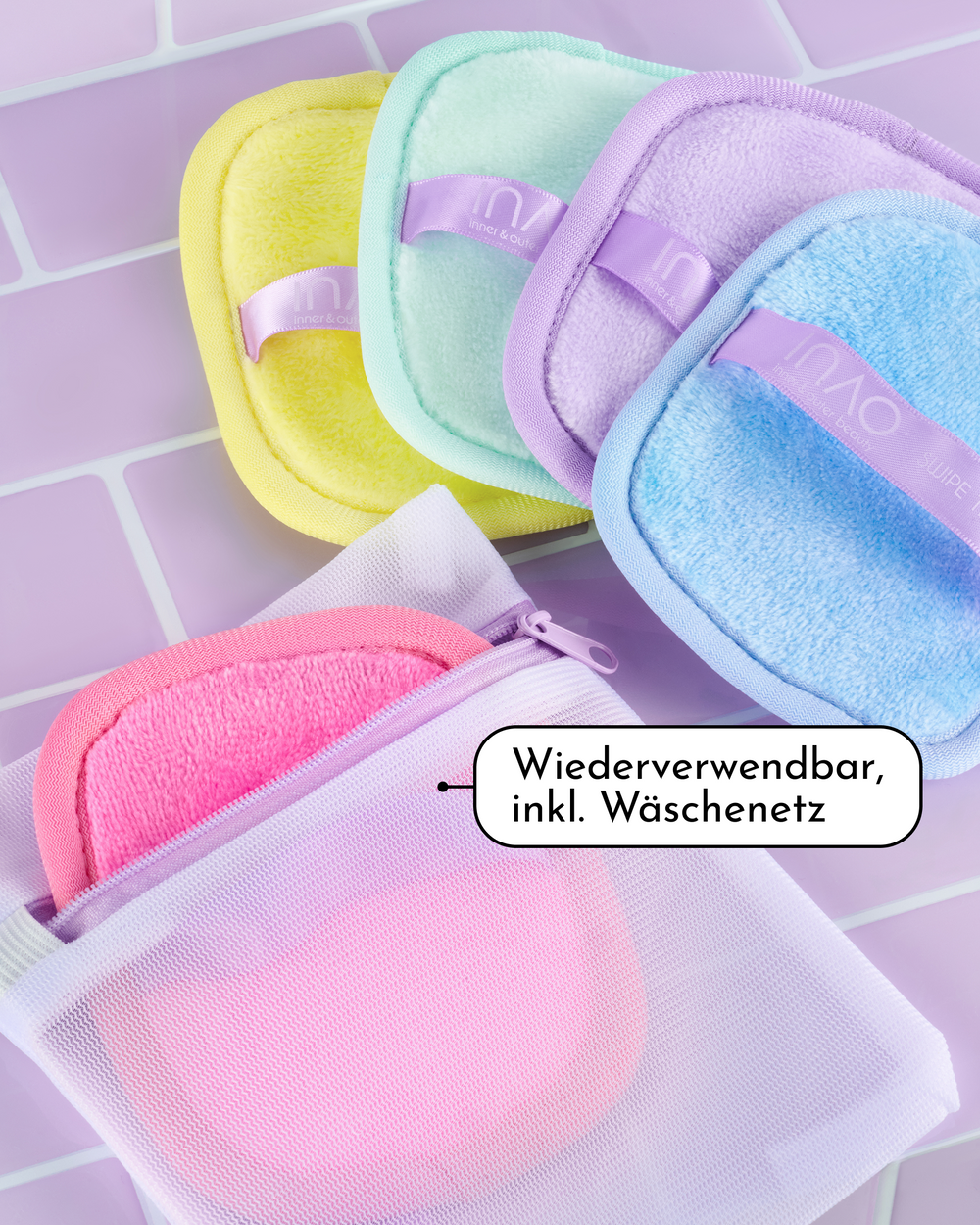 Wiederverwendbare Make-up-Entferner-Pads in Gelb, Mint, Blau und Pink liegen neben dem beiliegenden Wäschenetz, mit dem Hinweis „Wiederverwendbar, inkl. Wäschenetz“.