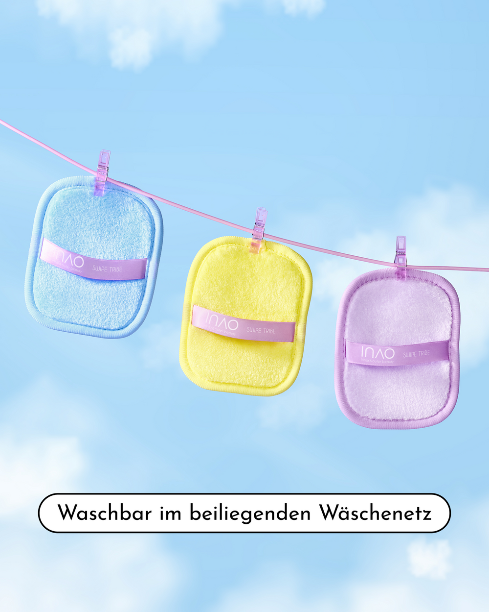 Drei pastellfarbene Make-up-Entferner-Pads hängen an einer Wäscheleine vor blauem Himmel, mit dem Hinweis „Waschbar im beiliegenden Wäschenetz“.