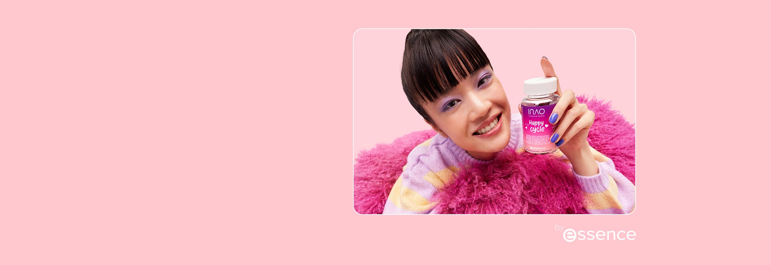 Eine lächelnde Person mit Ponyfrisur in einem rosa Flausch-Outfit hält vor rosa Hintergrund eine Flasche mit der Aufschrift „Duo“ hoch. Unten rechts ist das Essence-Logo zu sehen.
